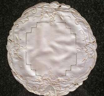 Italian cotton embroidered doilie 27cm