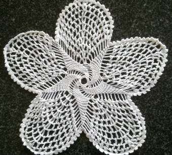 Lovely set of six snow white cotton crochet doilies 28cm