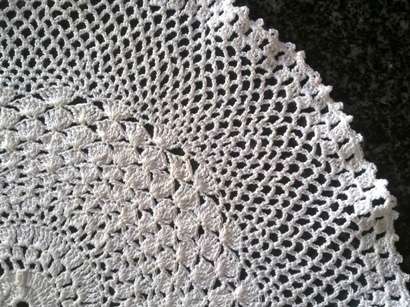Tight crochet plain round white doilie 27cm