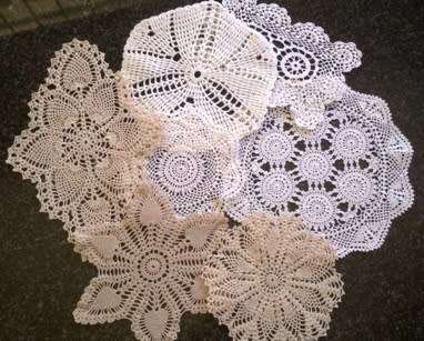 Mixed lot of seven doilies