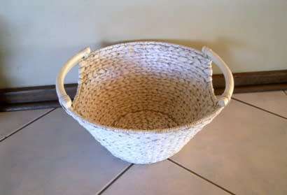 White woven basket with handles 18cm