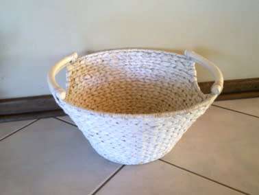 White woven basket with handles 18cm