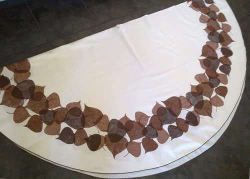 Pretty large round cream cotton tablecloth with printed leaf pattern - 1.72m