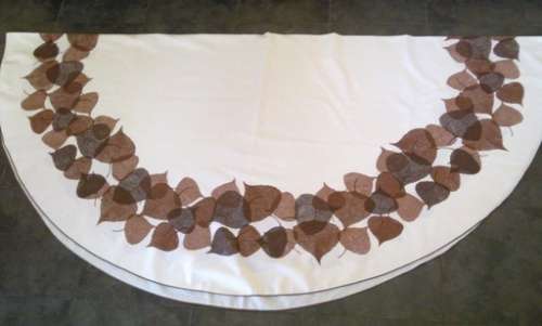 Pretty large round cream cotton tablecloth with printed leaf pattern - 1.72m