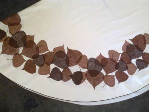 Pretty large round cream cotton tablecloth with printed leaf pattern - 1.72m