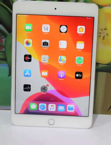 Apple iPad Mini4 WiFi & Cellular 128Gb with iLuv bluetooth keyboard and chargers