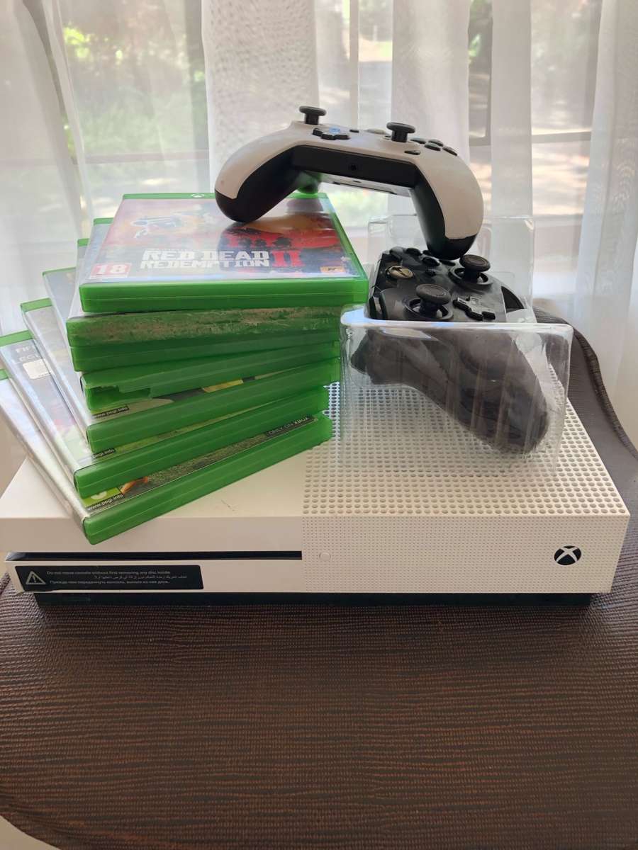 ***Selling as non-functional*** XBOX ONE S CONSOLE, 7 X GAMES and 2 X WIRELESS CONTROLLERS