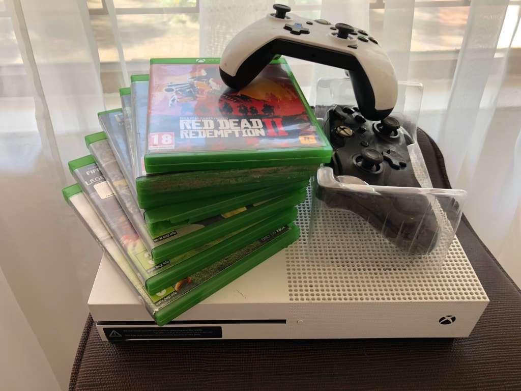 ***Selling as non-functional*** XBOX ONE S CONSOLE, 7 X GAMES and 2 X WIRELESS CONTROLLERS