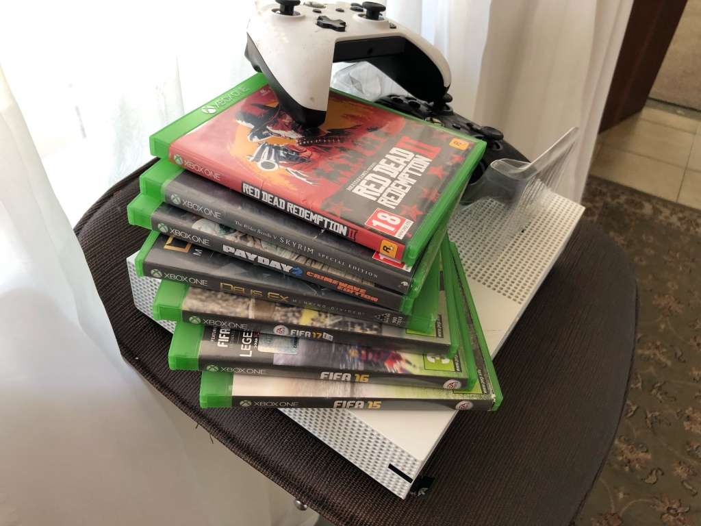 ***Selling as non-functional*** XBOX ONE S CONSOLE, 7 X GAMES and 2 X WIRELESS CONTROLLERS