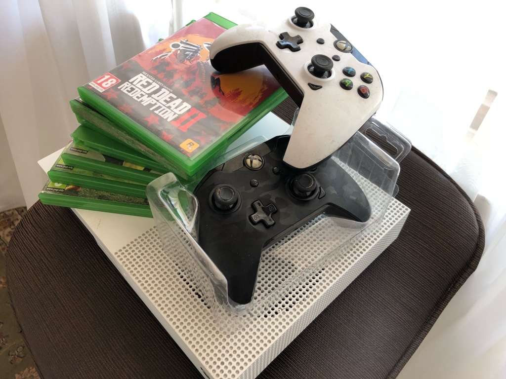 ***Selling as non-functional*** XBOX ONE S CONSOLE, 7 X GAMES and 2 X WIRELESS CONTROLLERS