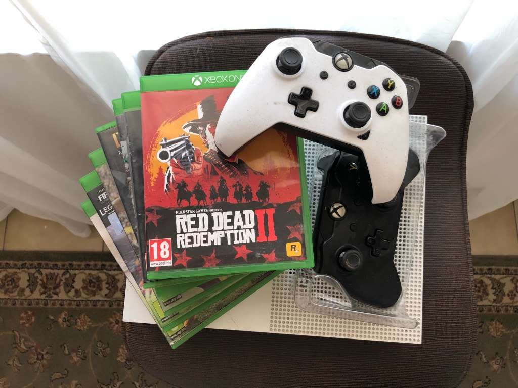 ***Selling as non-functional*** XBOX ONE S CONSOLE, 7 X GAMES and 2 X WIRELESS CONTROLLERS