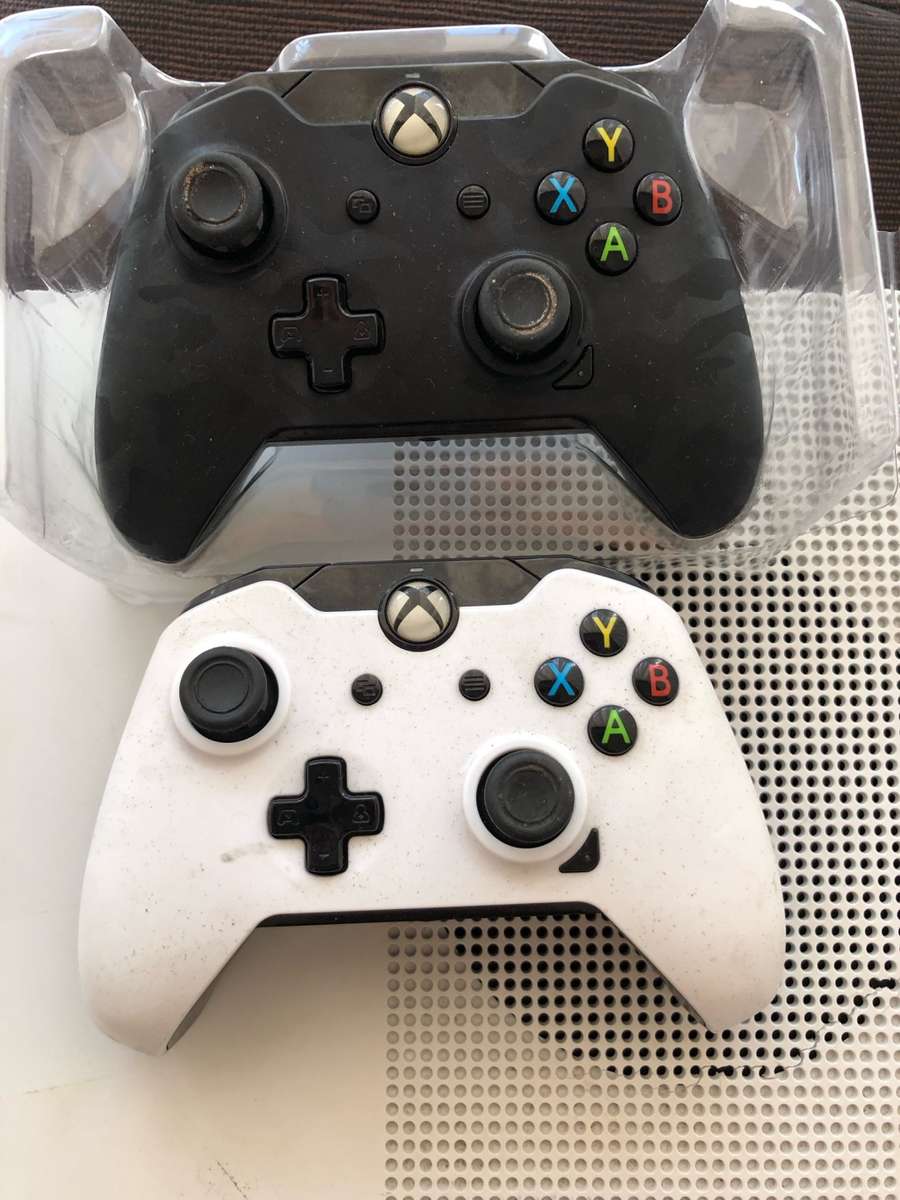 ***Selling as non-functional*** XBOX ONE S CONSOLE, 7 X GAMES and 2 X WIRELESS CONTROLLERS
