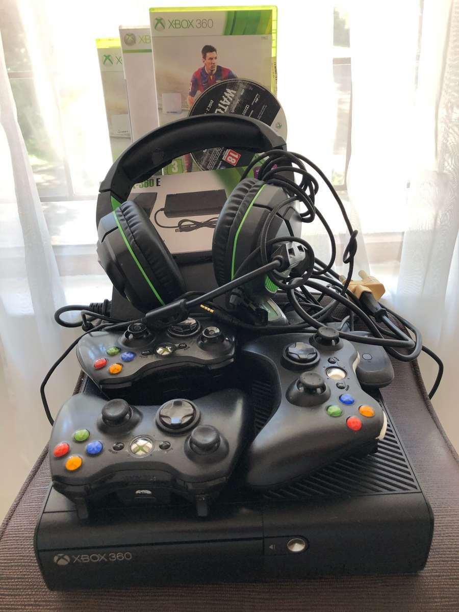 ***Selling as non-functional*** XBOX 360 CONSOLE, 3 X GAMES, 3 X ORIGINAL MS WIRELESS CONTROLLERS