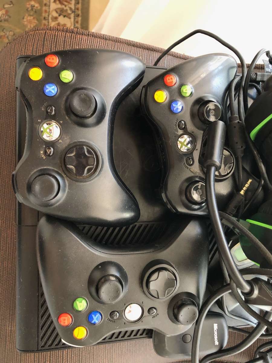 ***Selling as non-functional*** XBOX 360 CONSOLE, 3 X GAMES, 3 X ORIGINAL MS WIRELESS CONTROLLERS