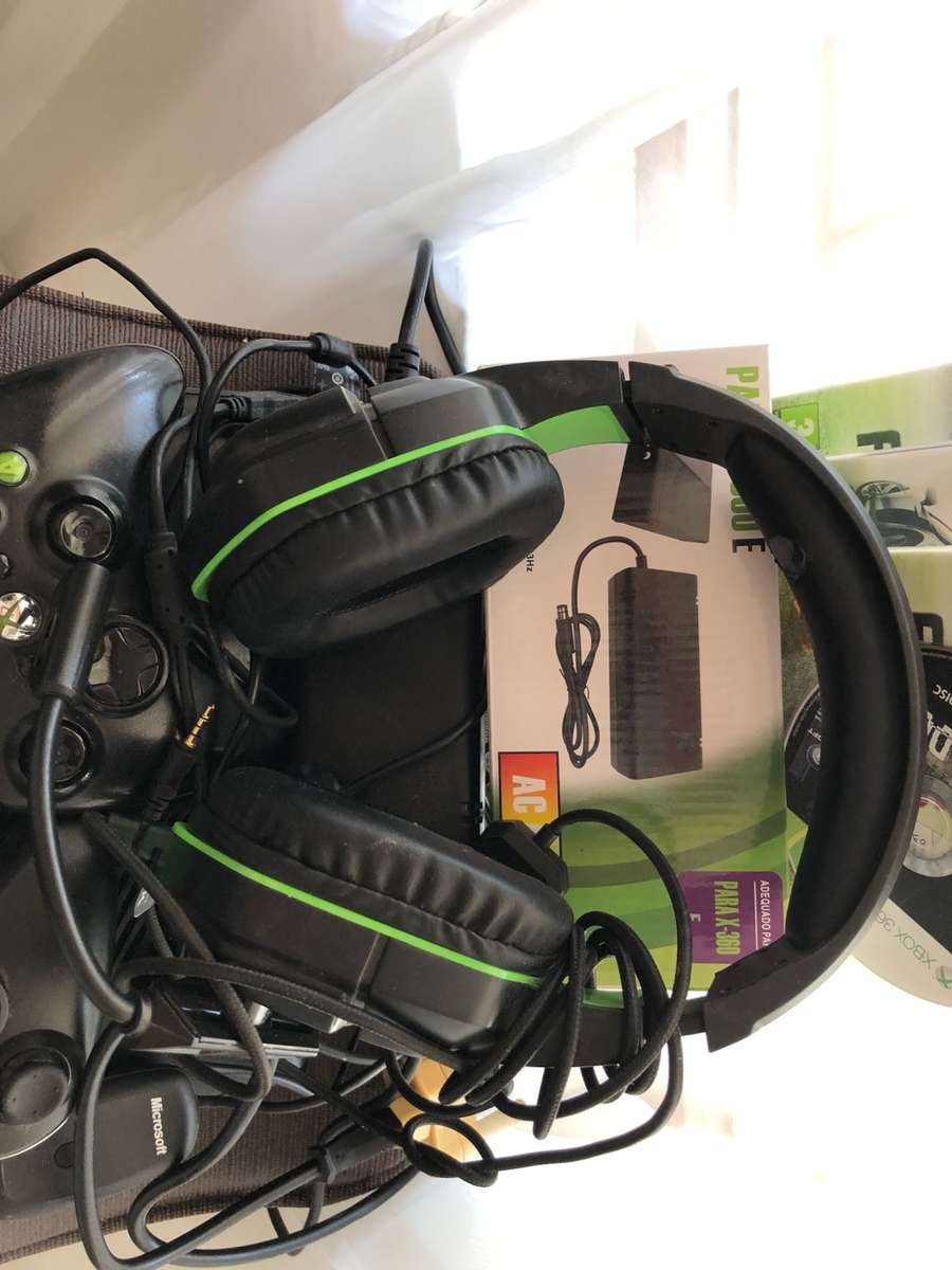 ***Selling as non-functional*** XBOX 360 CONSOLE, 3 X GAMES, 3 X ORIGINAL MS WIRELESS CONTROLLERS
