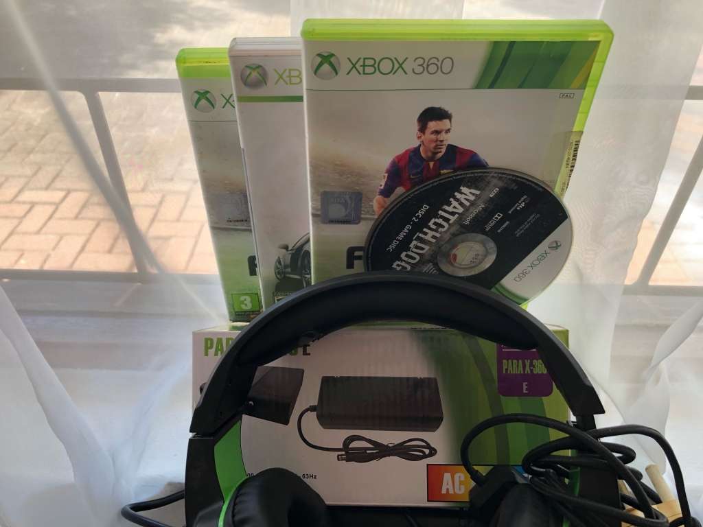 ***Selling as non-functional*** XBOX 360 CONSOLE, 3 X GAMES, 3 X ORIGINAL MS WIRELESS CONTROLLERS