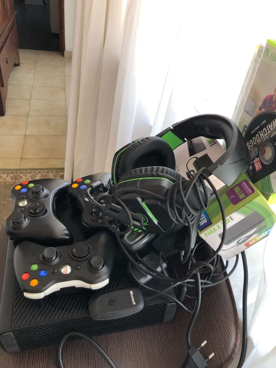 ***Selling as non-functional*** XBOX 360 CONSOLE, 3 X GAMES, 3 X ORIGINAL MS WIRELESS CONTROLLERS