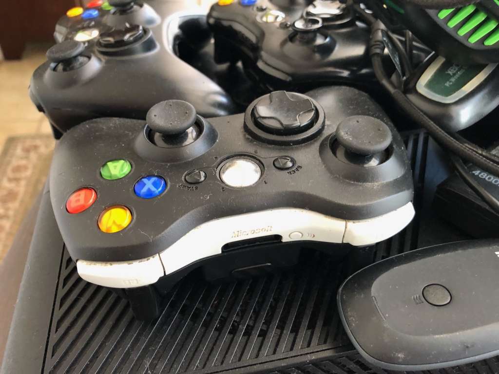 ***Selling as non-functional*** XBOX 360 CONSOLE, 3 X GAMES, 3 X ORIGINAL MS WIRELESS CONTROLLERS