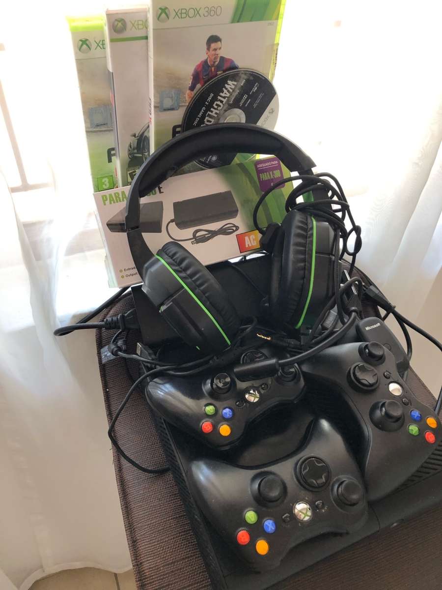 ***Selling as non-functional*** XBOX 360 CONSOLE, 3 X GAMES, 3 X ORIGINAL MS WIRELESS CONTROLLERS