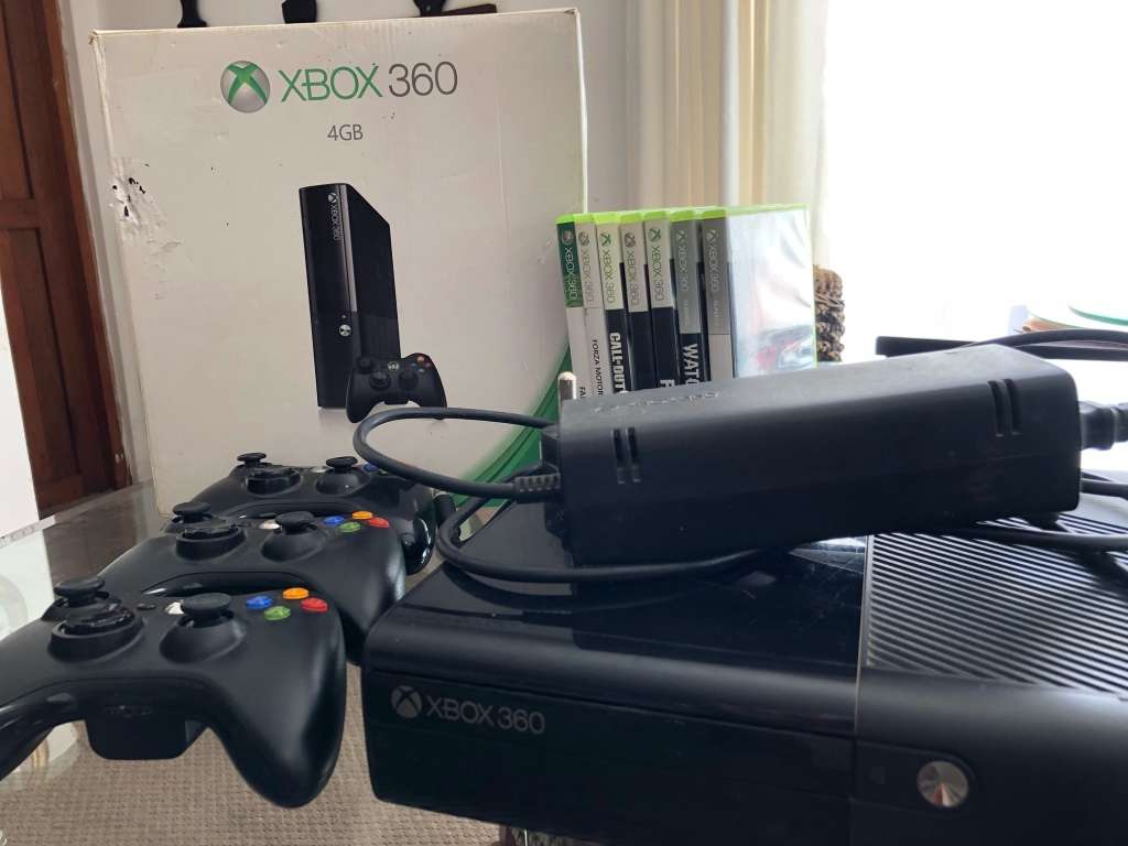 ORIGINAL XBOX360 BUNDLE (3xoriginal controllers, 7xgames, 1xpower supply, 1xnon-functional console)