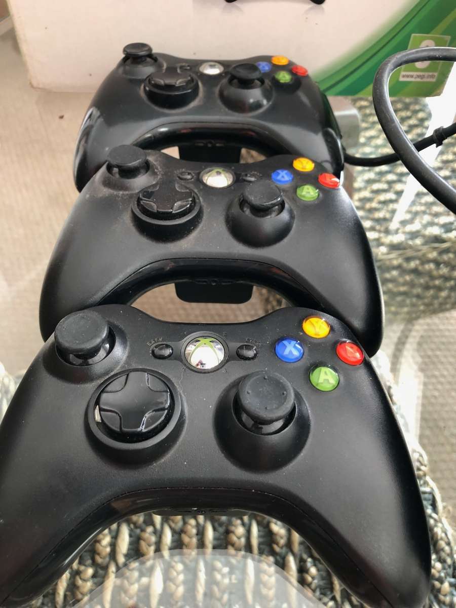 ORIGINAL XBOX360 BUNDLE (3xoriginal controllers, 7xgames, 1xpower supply, 1xnon-functional console)