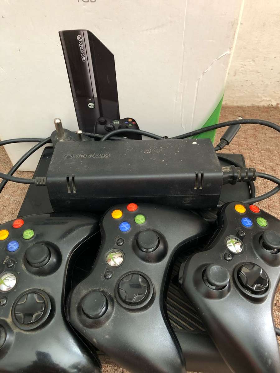 ORIGINAL XBOX360 BUNDLE (3xoriginal controllers, 7xgames, 1xpower supply, 1xnon-functional console)