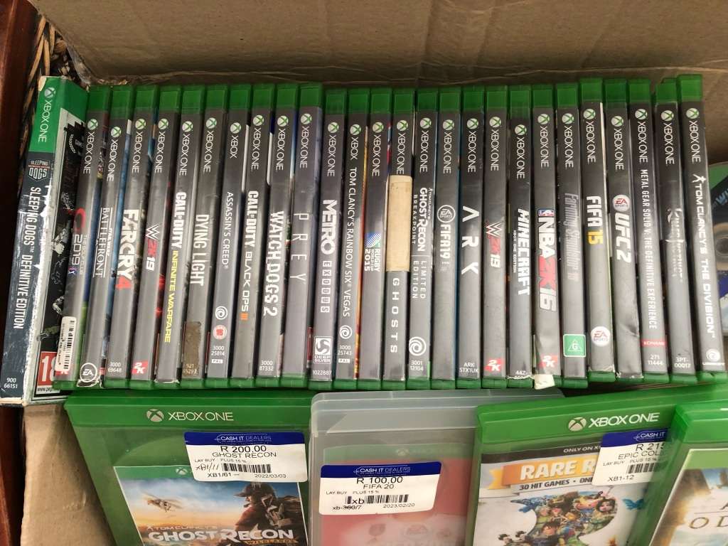 HUGE COLLECTION OF 32 X XBOX ONE GAMES