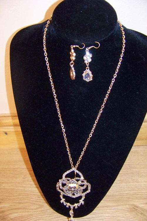 Gorgeous Necklace & Earring Set!!!