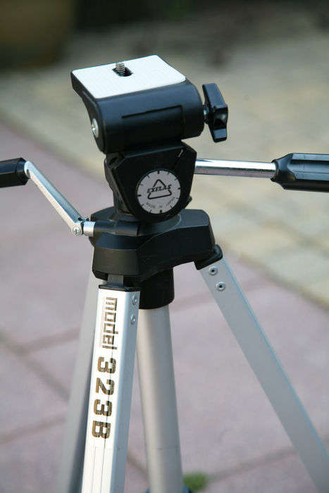 EXELAS 323B CAMERA / VIDEO TRIPOD