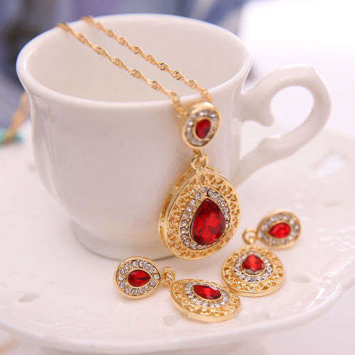 Elegant Gold Teardrop Rhinestone Earrings and Necklace Set
