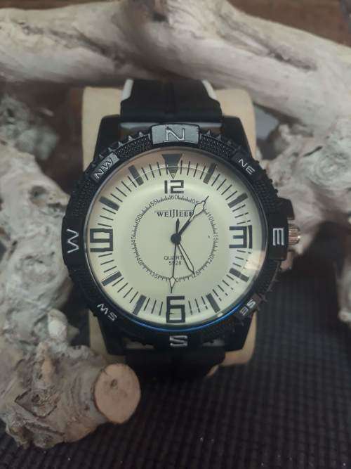 Large Quarts Watch Silicone Strap Black and White