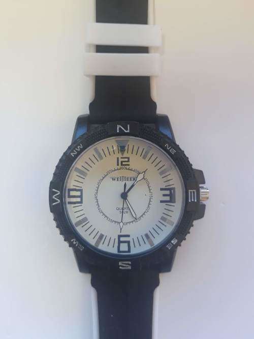 Large Quarts Watch Silicone Strap Black and White
