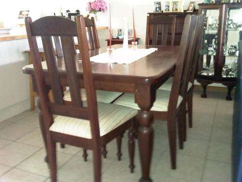 Dining room table and 6 Chairs