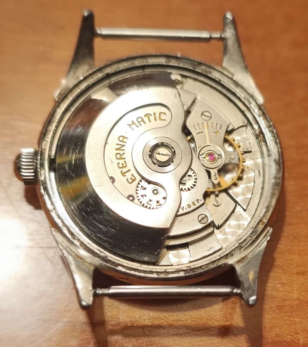 Vintage Eternamatic mens watch in good working condition.