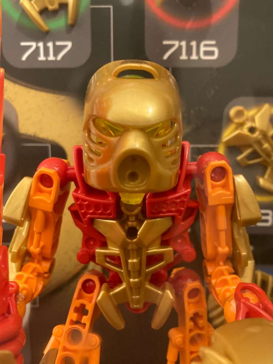 LEGO Bionicle Stars Tahu store display unit with gold parts