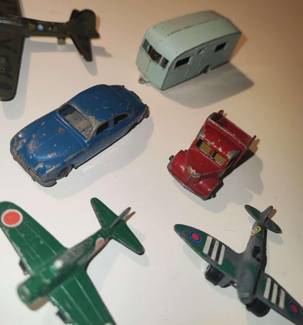 6 Vintage die cast toys. 3 Matchbox vehicles and 3 Tootsietoy planes.