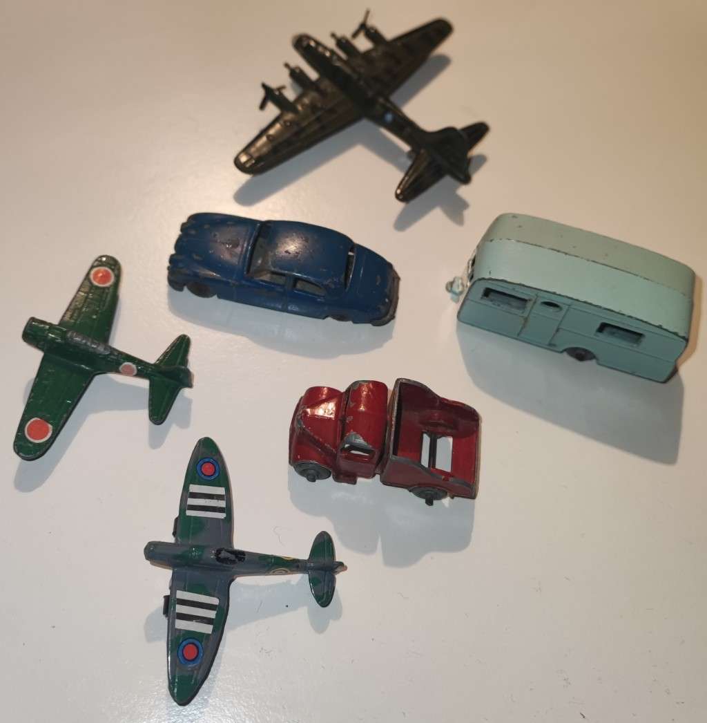 6 Vintage die cast toys. 3 Matchbox vehicles and 3 Tootsietoy planes.