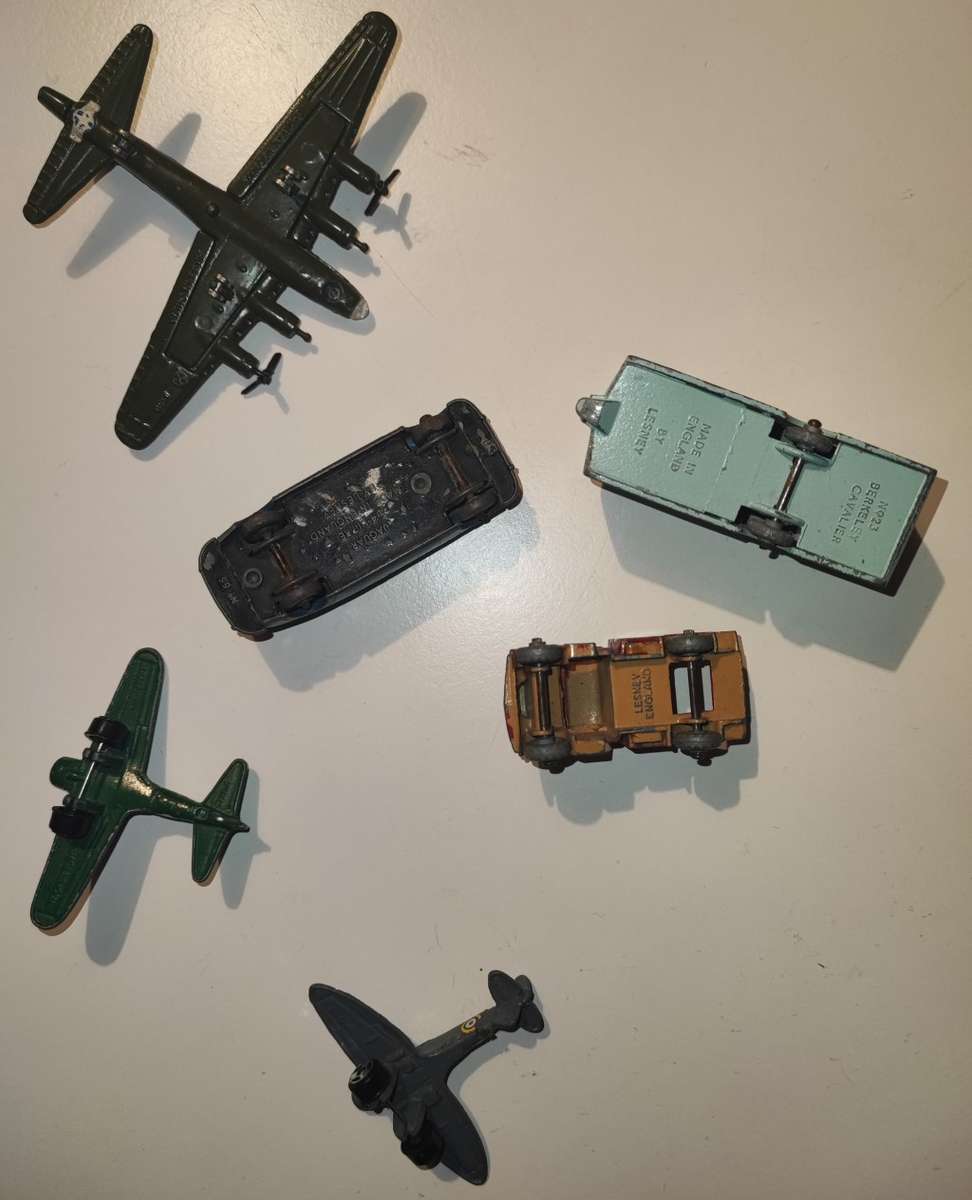 6 Vintage die cast toys. 3 Matchbox vehicles and 3 Tootsietoy planes.