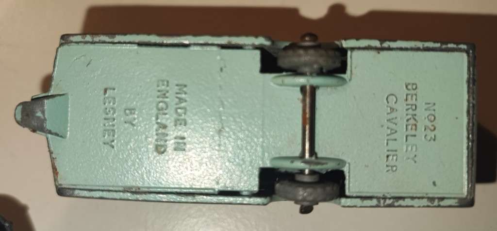 6 Vintage die cast toys. 3 Matchbox vehicles and 3 Tootsietoy planes.