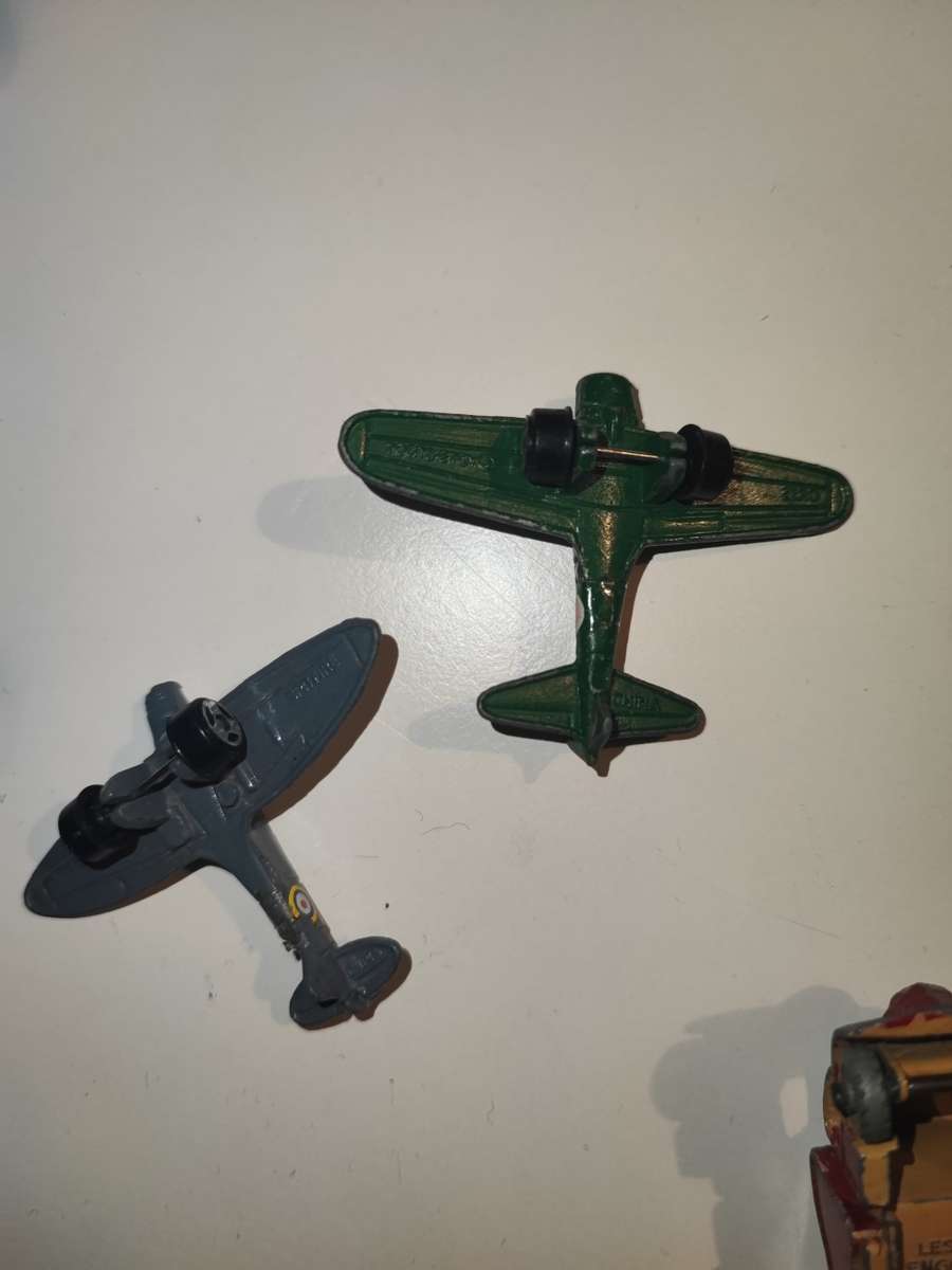 6 Vintage die cast toys. 3 Matchbox vehicles and 3 Tootsietoy planes.