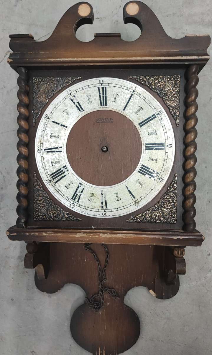 Selection of clock mechanisms for spares. See photographs.