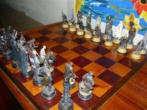 LORD OF THE RINGS CHESS SET
