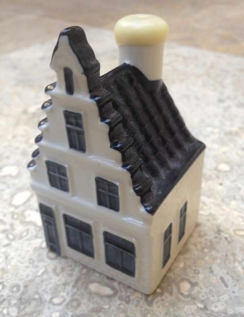 SEALED BLUE DELFT'S KLM BOLS HOUSE (NO 73)