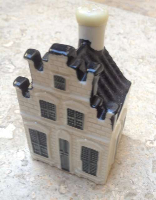 SEALED BLUE DELFT'S KLM BOLS HOUSE (NO 76)