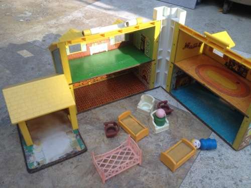 vintage Fisher price play family house 952