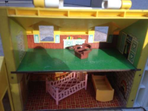 vintage Fisher price play family house 952