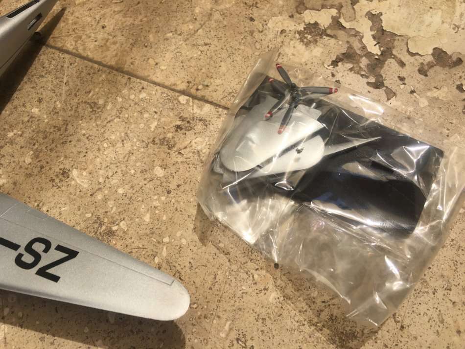 SAA museum Douglas DC-3 Dakota ZS -BXF Klapperkop model plane, airplane  with stand