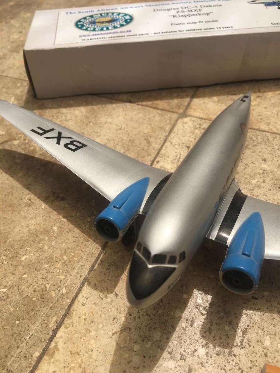 SAA museum Douglas DC-3 Dakota ZS -BXF Klapperkop model plane, airplane  with stand