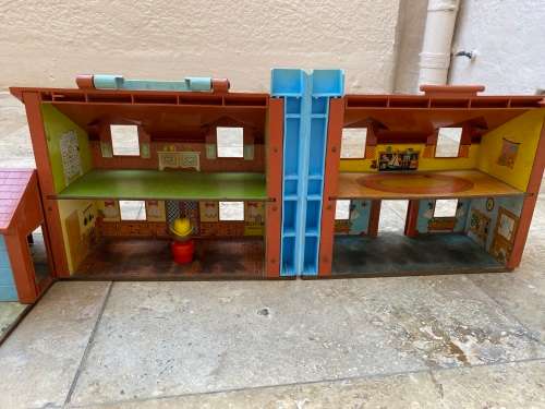 vintage fisher price house 952 with a little people