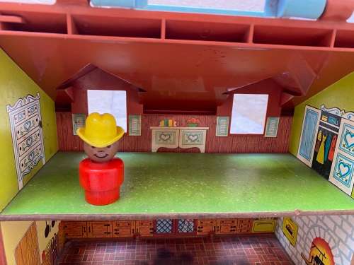 vintage fisher price house 952 with a little people
